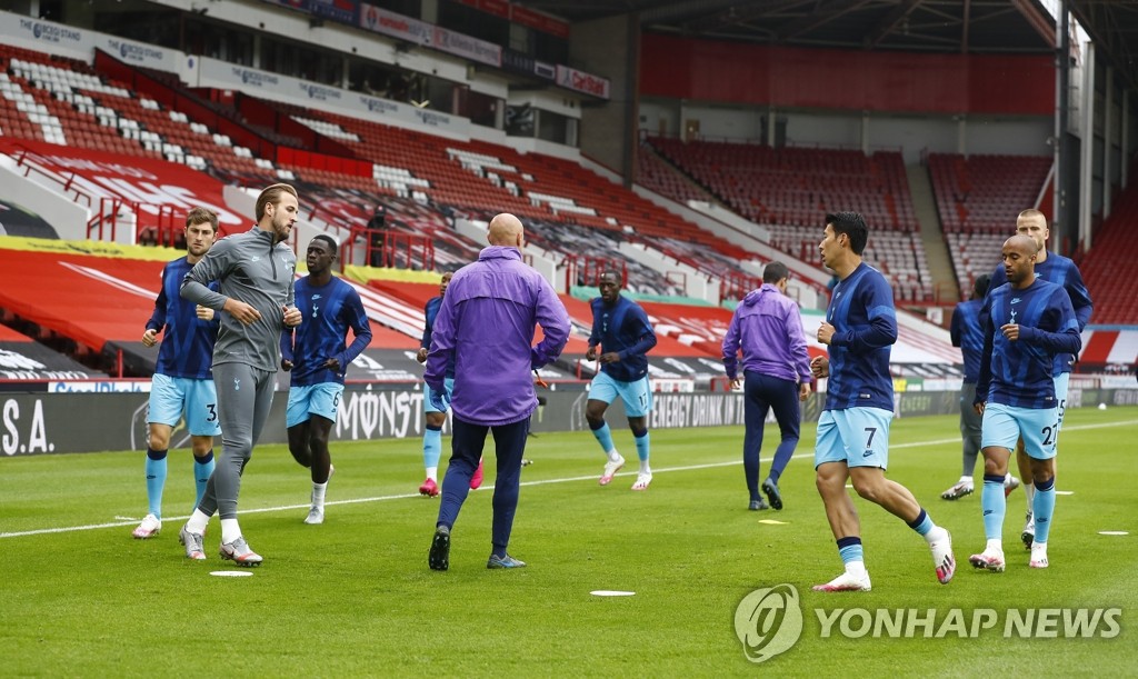 EPL 경기 전 몸 푸는 토트넘 선수들