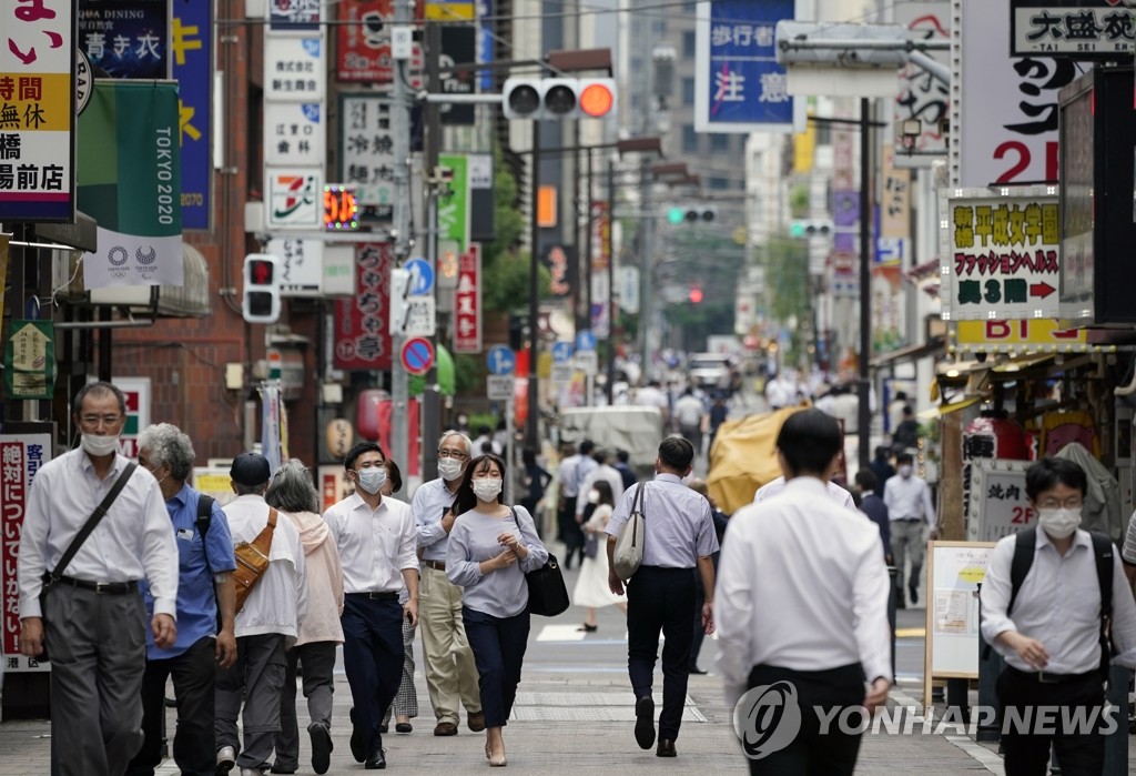 코로나19 속 거리 걷는 도쿄 시민들