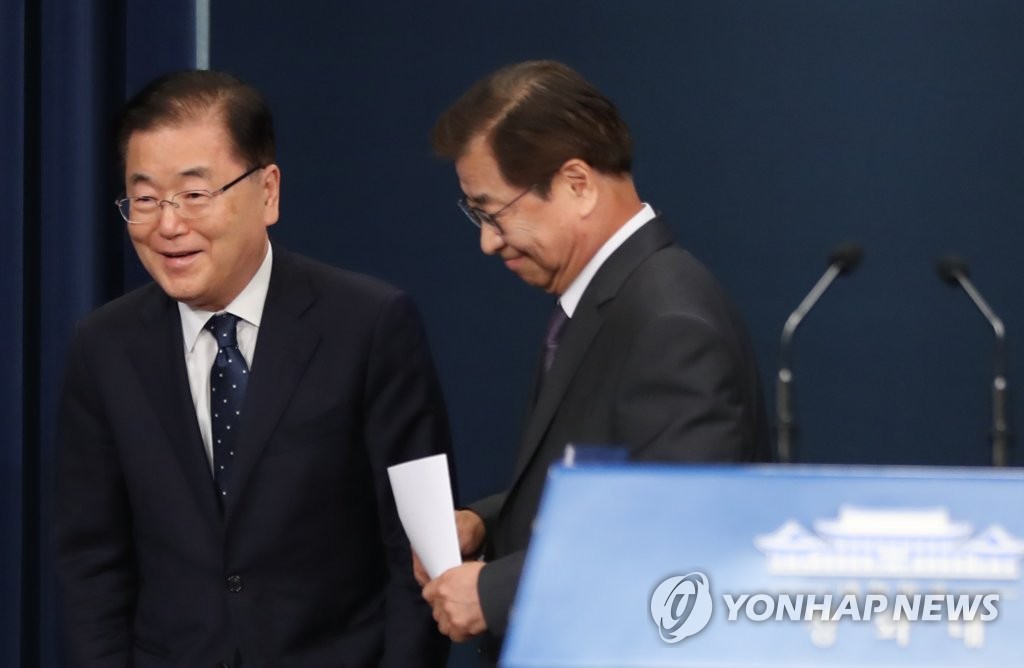 취재진에게 향하는 정의용-서훈