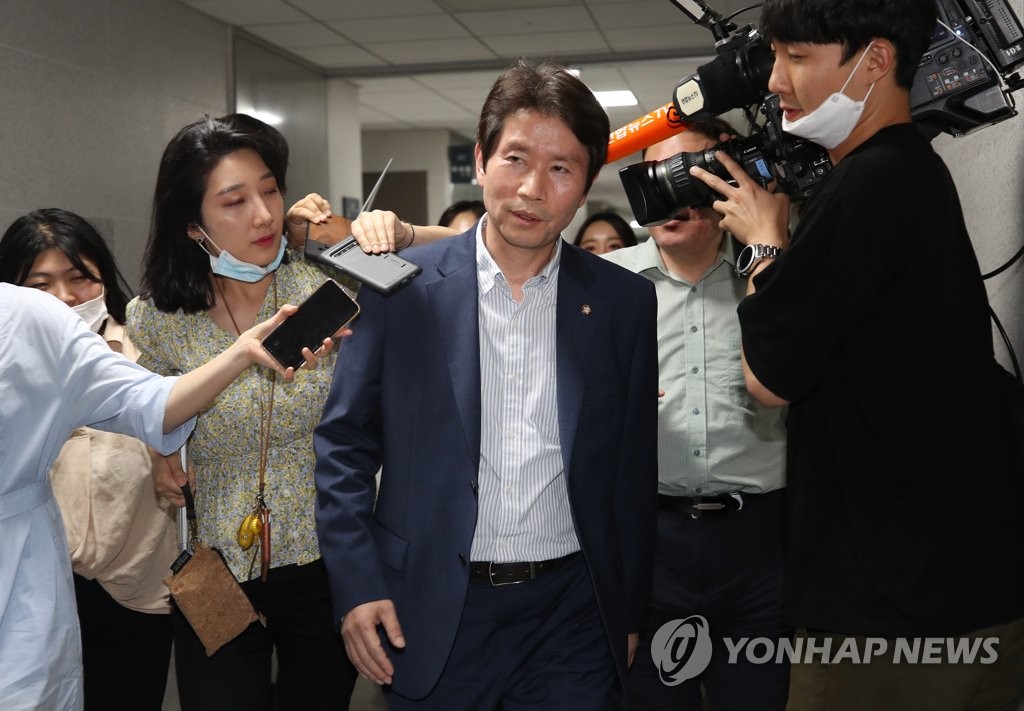 취재진에 둘러싸인 이인영