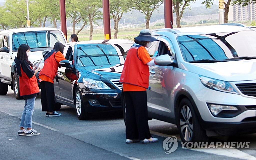 Temperature checks on vacationers Temperature checks on vacationers