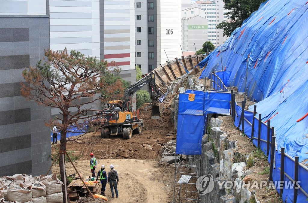 위태위태한 아파트 흙막이 축대