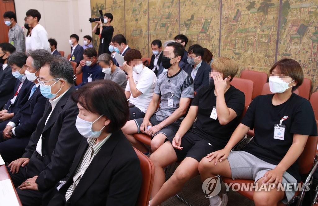 눈물 닦는 피해자들과 가족