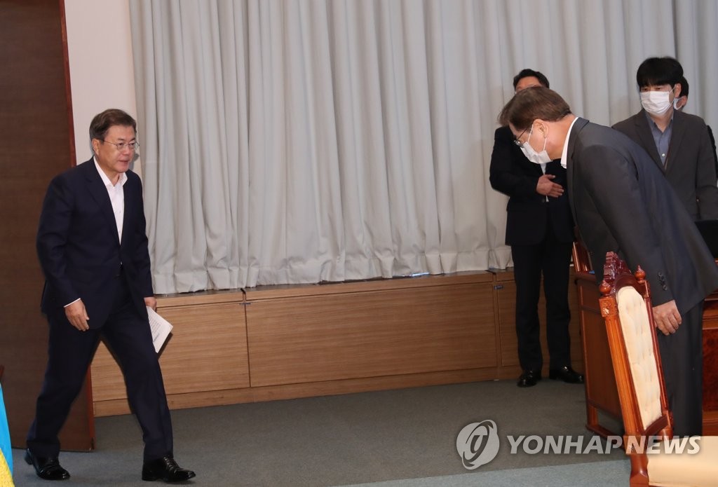 문 대통령에게 인사하는 서훈 국가안보실장