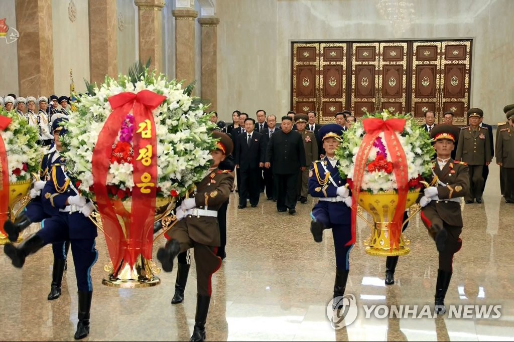 김정은, 김일성 26주기 금수산태양궁전 참배