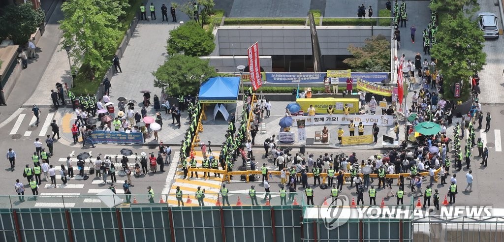 禁止措置でも「水曜集会」開催 禁止措置でも「水曜集会」開催