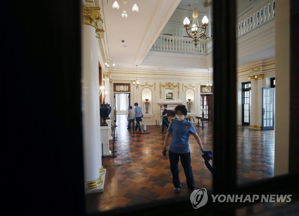 코로나19로 관람은 중지, 청소는 계속