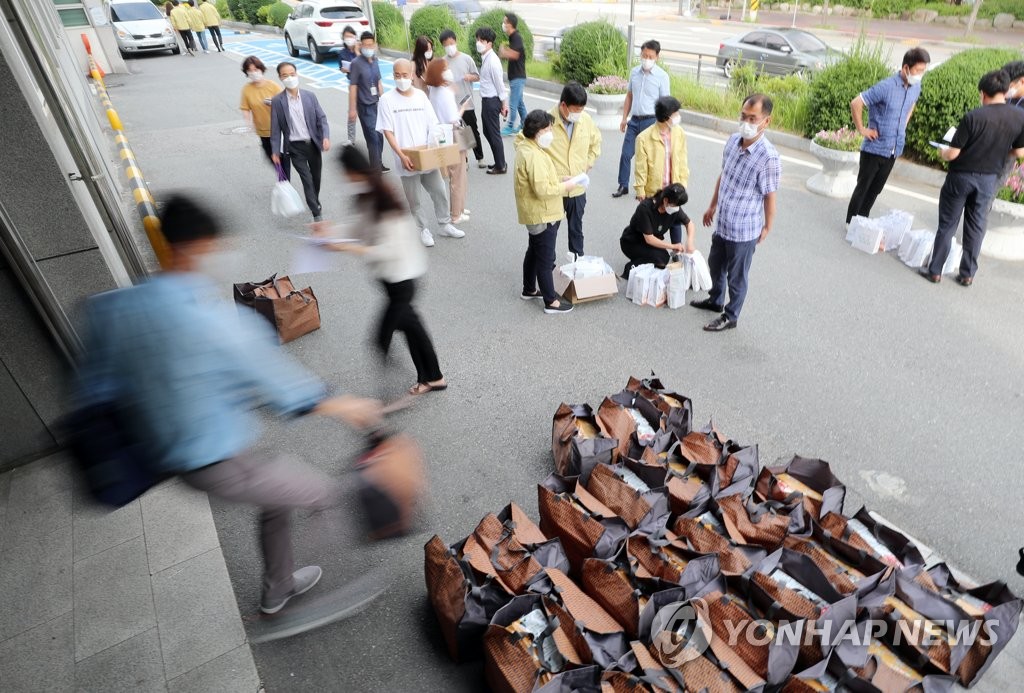 자가격리자 생필품 수령 '분주'