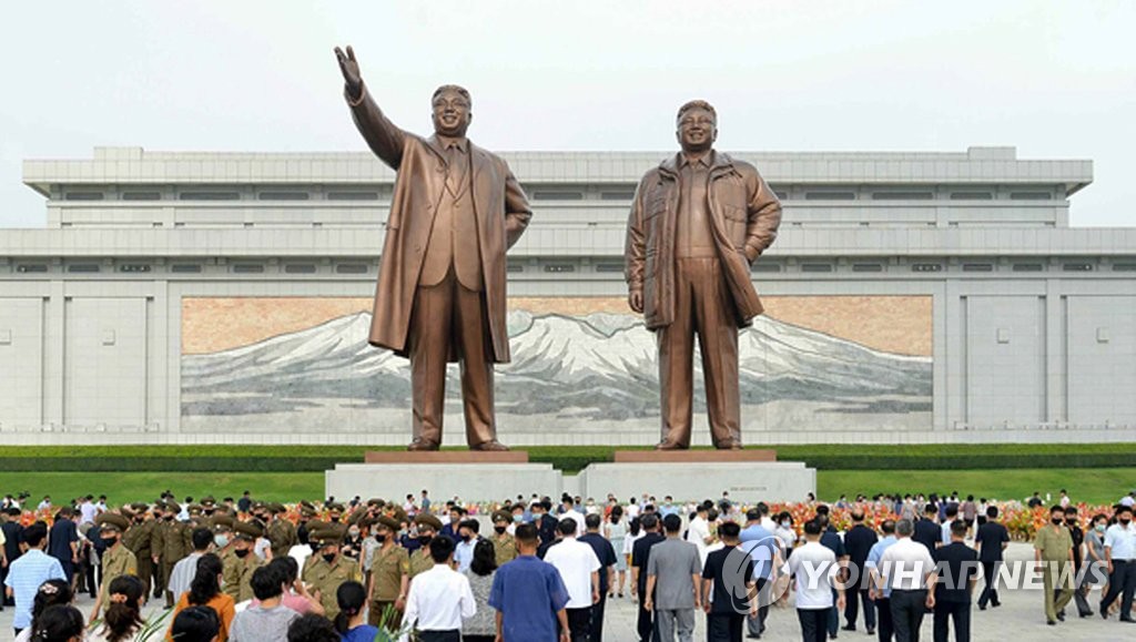김일성 26주기 추모하는 북한 주민들