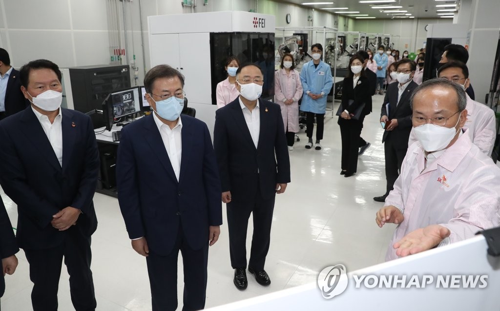 포토레지스트 협력 공정 시찰하는 문 대통령