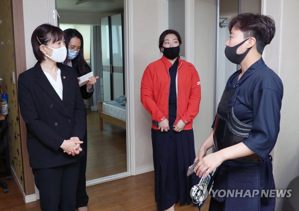 선수들 의견 청취하는 최윤희 제2차관