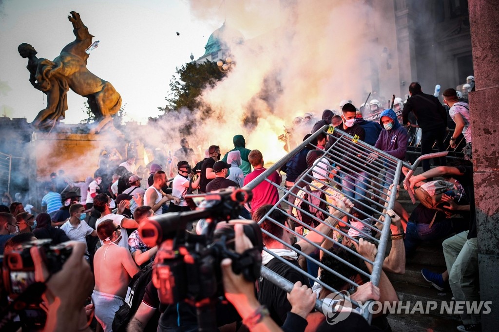 세르비아, 이틀 연속 봉쇄반대 시위에 주말 통금 철회