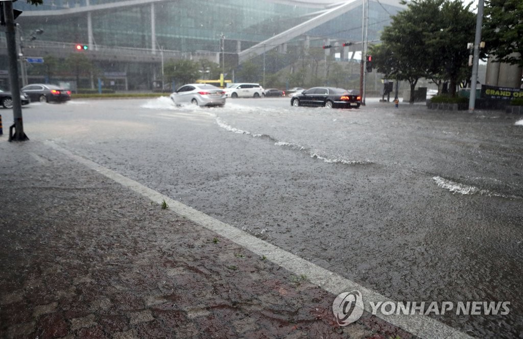 부산 호우경보 도로 침수