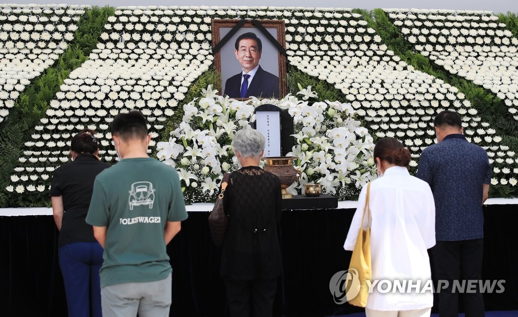 고 박원순 시장 분향소 찾아 조문하는 시민들
