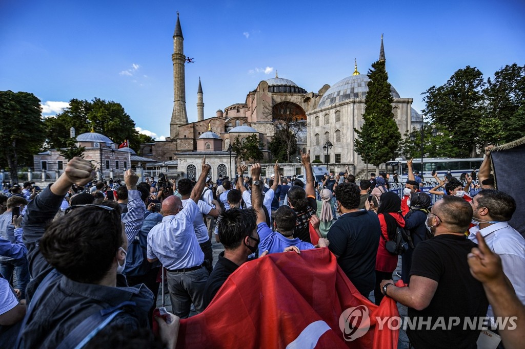 터키 '성소피아 성당' 박물관→모스크 전환 환호하는 이슬람 신자들