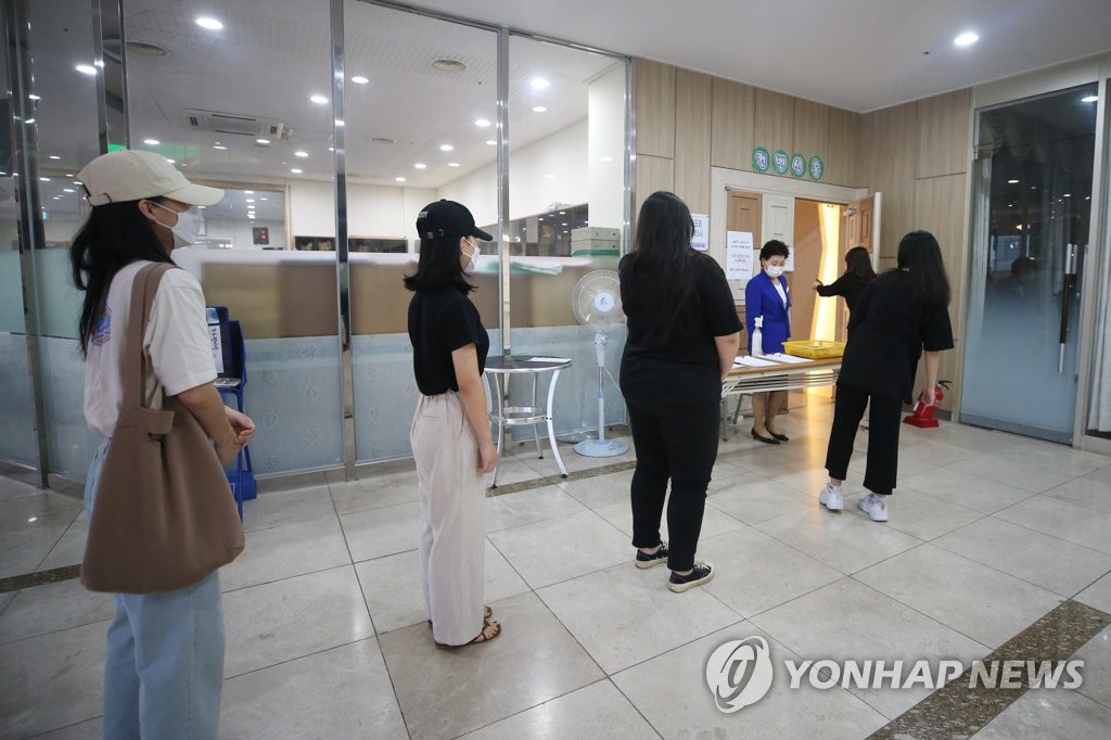Worshippers keep distance in Gwangju church Worshippers keep distance in Gwangju church
