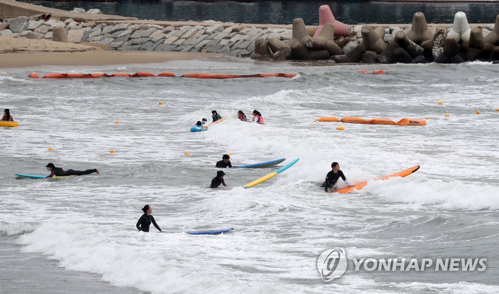거센 파도 즐기는 서퍼들