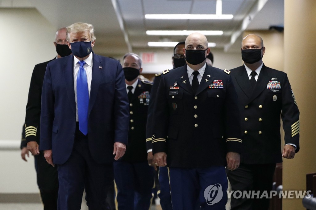 마스크 쓰고 군 병원 방문한 트럼프
