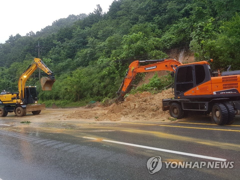 폭우로 흘러내린 토사 응급복구