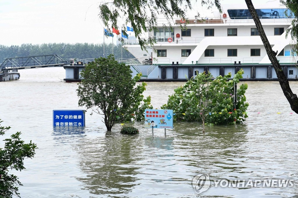 폭우로 뮬에 잠긴 중국 난징 주변 양쯔강 강변