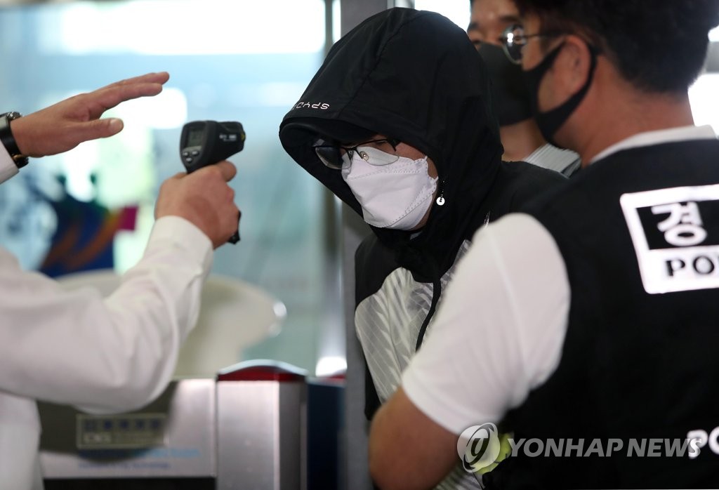 발열 체크 받는 팀닥터