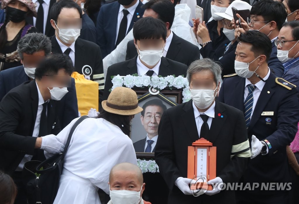 영정 붙잡는 시민