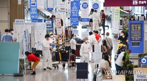 인천국제공항 입국장을 나서는 탑승객의 모습