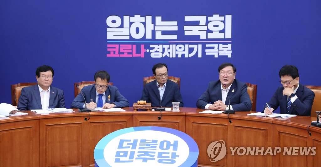 최고위원회의 발언하는 민주당 김태년 원내대표