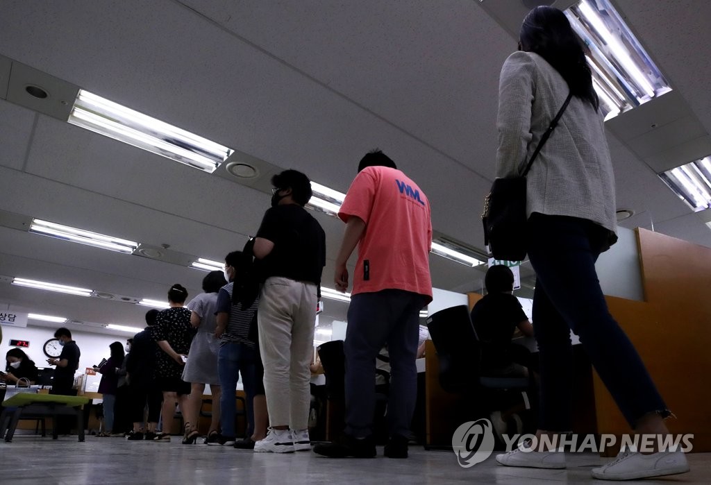 오늘도 길게 늘어선 줄