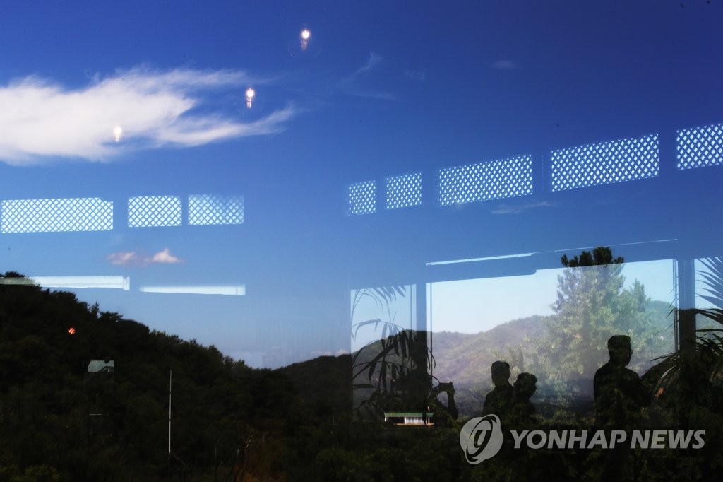 유리창에도 선명한 여름하늘