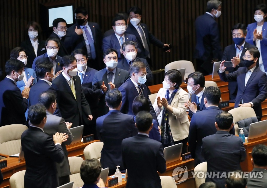 박수 받으며 본회의장 들어서는 문 대통령
