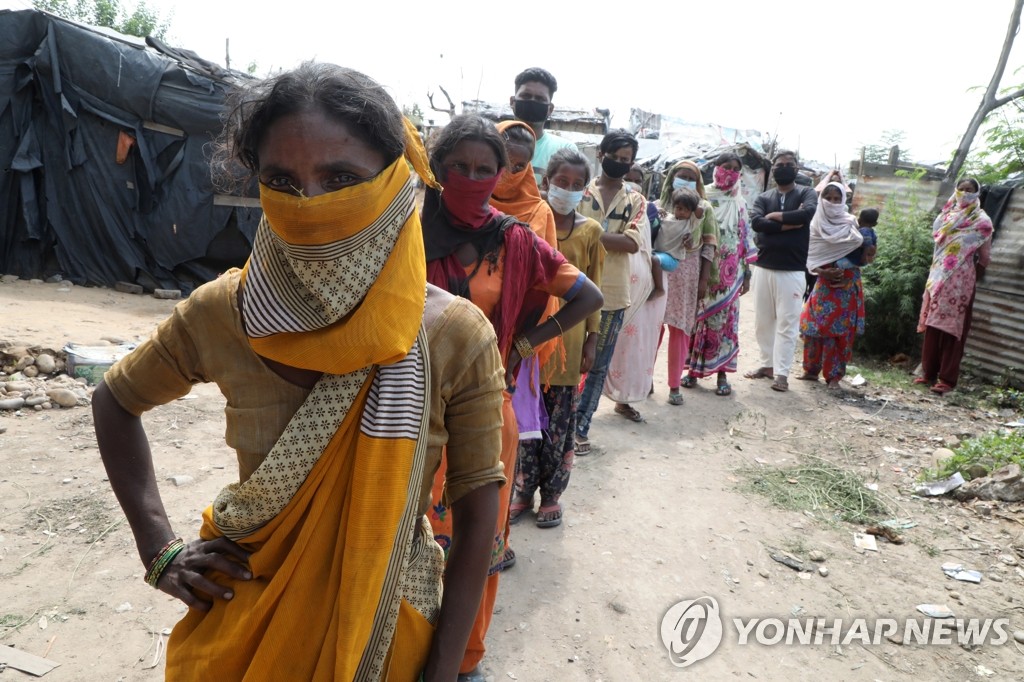 코로나19 검사 기다리는 인도 빈민가 주민들[EPA=연합뉴스 자료사진] 