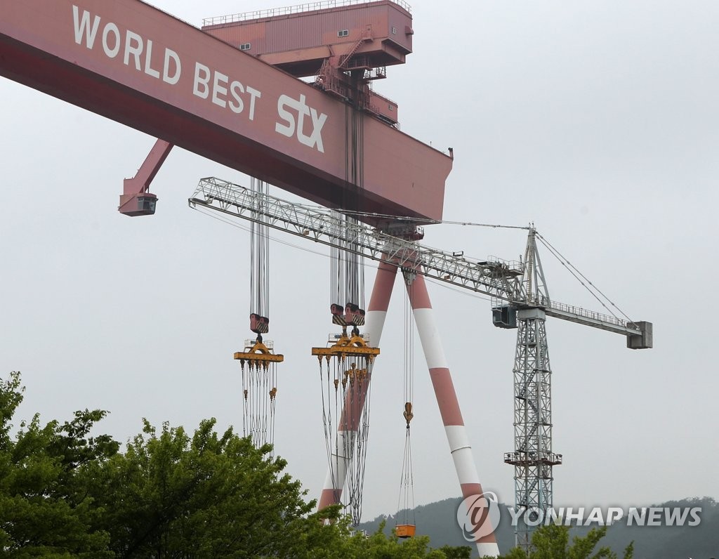 This photo shows an operating large-sized crane in Jinhae shipyard of STX Offshore & Shipbuilding Co. (Yonhap)