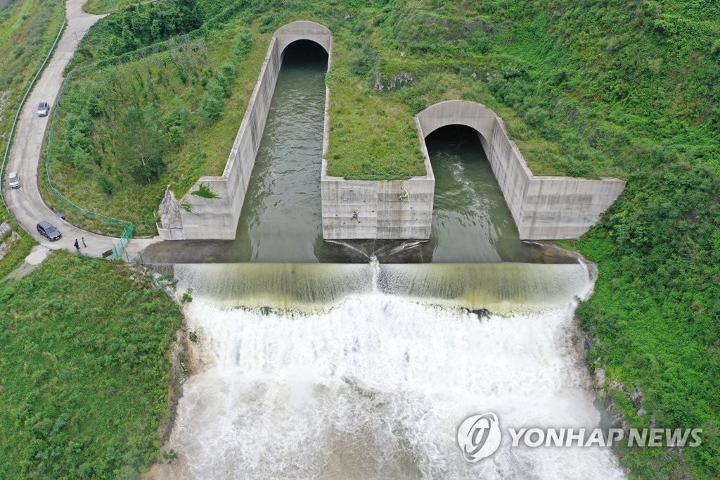 초당 290t 물 방류하는 섬진강댐