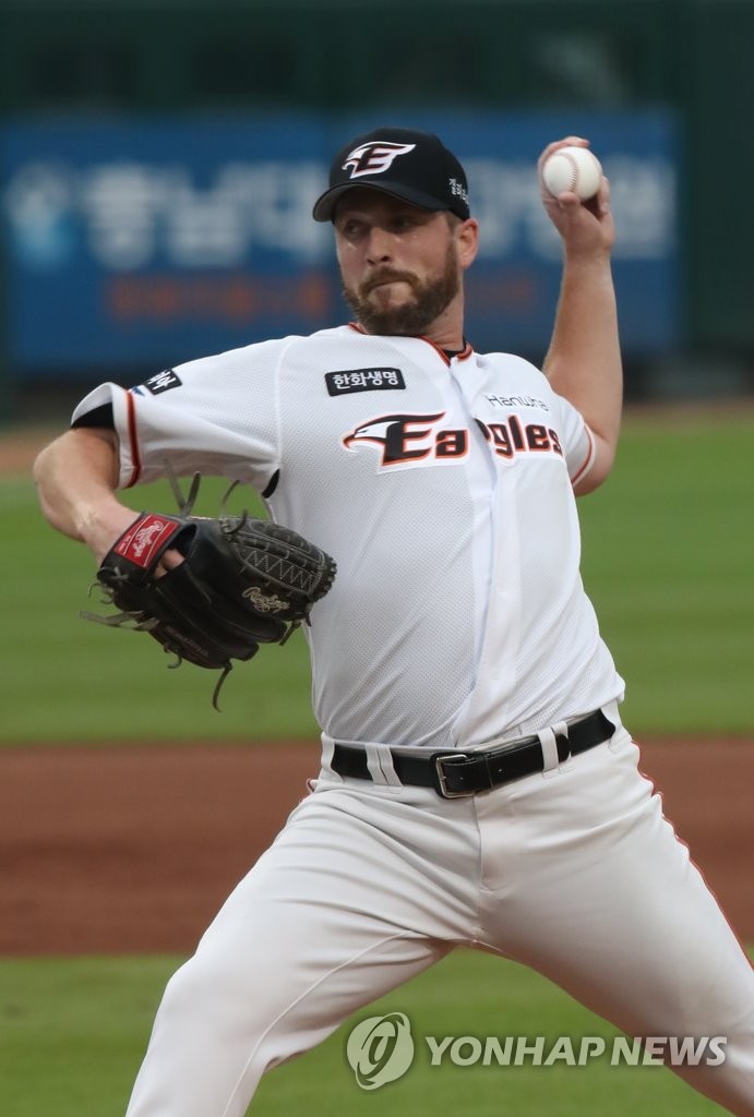 In this file photo from July 27, 2020, Chad Bell of the Hanwha Eagles pitches in the top of the first inning of a Korea Baseball Organization regular season game against the SK Wyverns at Hanwha Life Eagles Park in Daejeon, 160 kilometers south of Seoul. (Yonhap)