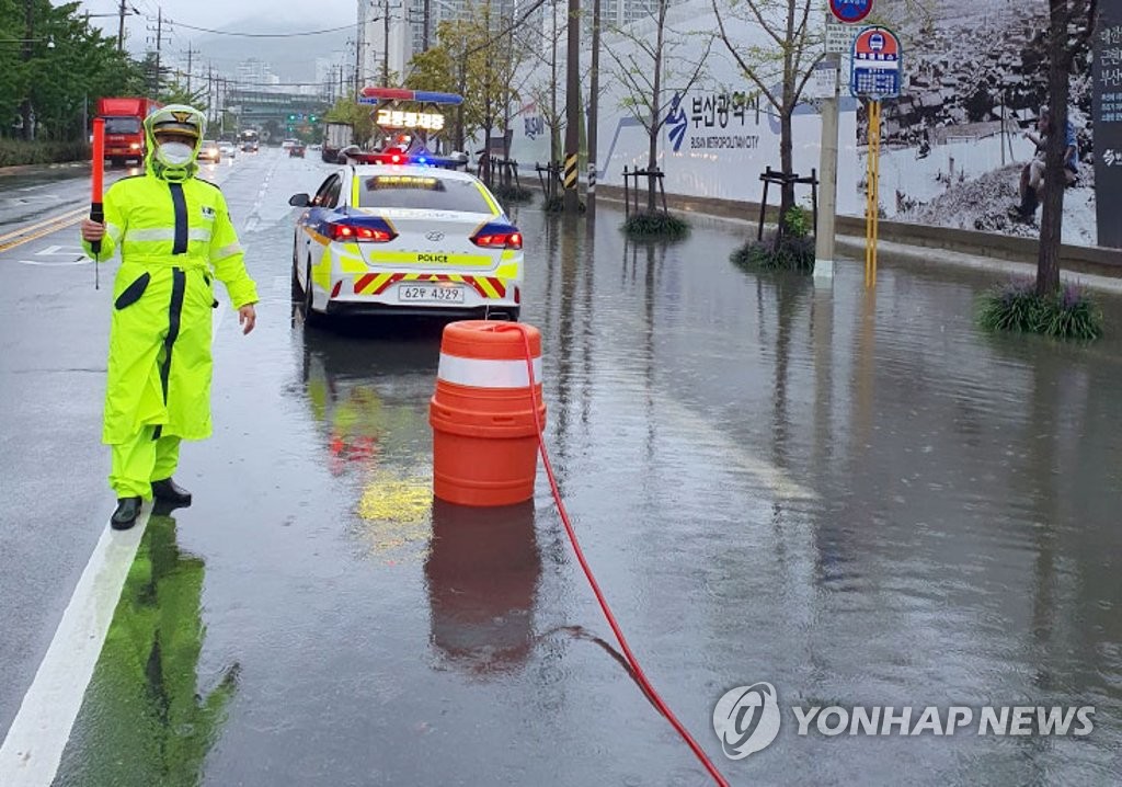 La foto muestra una carretera inundada, el 29 de julio de 2020, en la ciudad sudoriental de Busan, en esta foto proporcionada por la Agencia de Policía Metropolitana de Busan. (Prohibida su reventa y archivo)