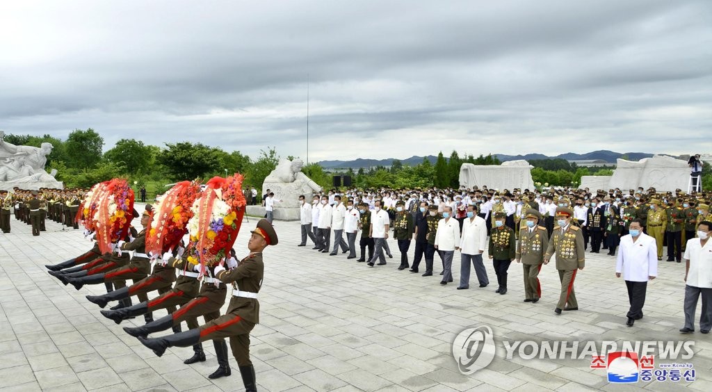 참전 열사묘에 헌화하는 전국노병대회 참가자들