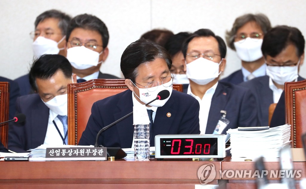 상임위 참석한 성윤모 산업통상자원부 장관