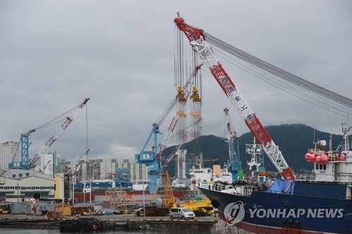 러시아 선원 확진에 부산항 비상