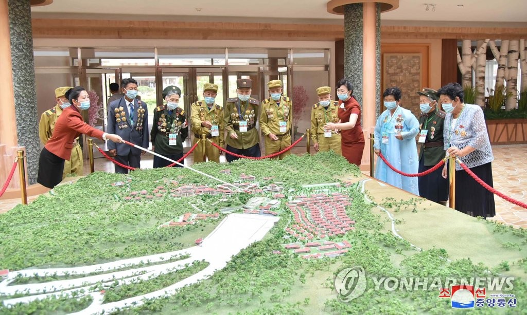 양덕온천 방문한 북한 전쟁노병들