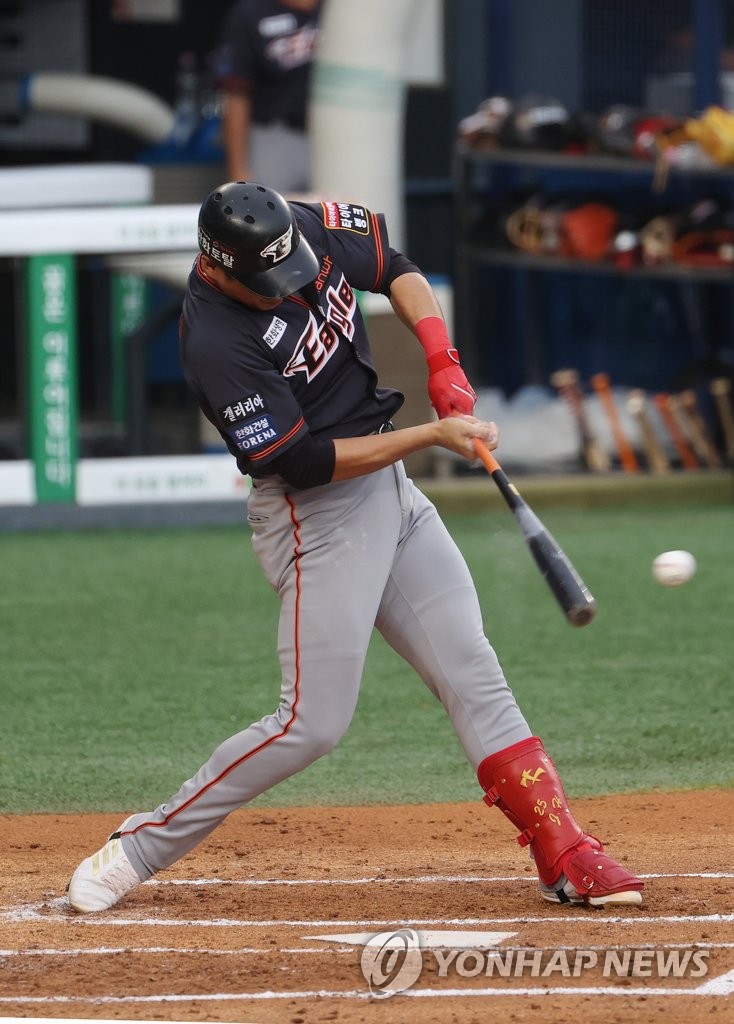 Choi Jin-hang's base hit Choi Jin-hang's base hit