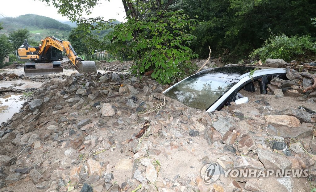 충북 충주에서 토사에 묻힌 차량 (2020년 8월 2일)