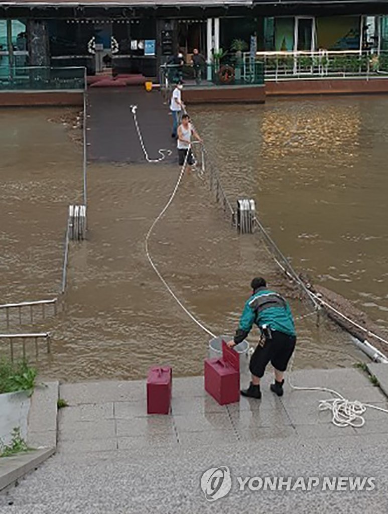 雨にも負けず出前は続く 雨にも負けず出前は続く