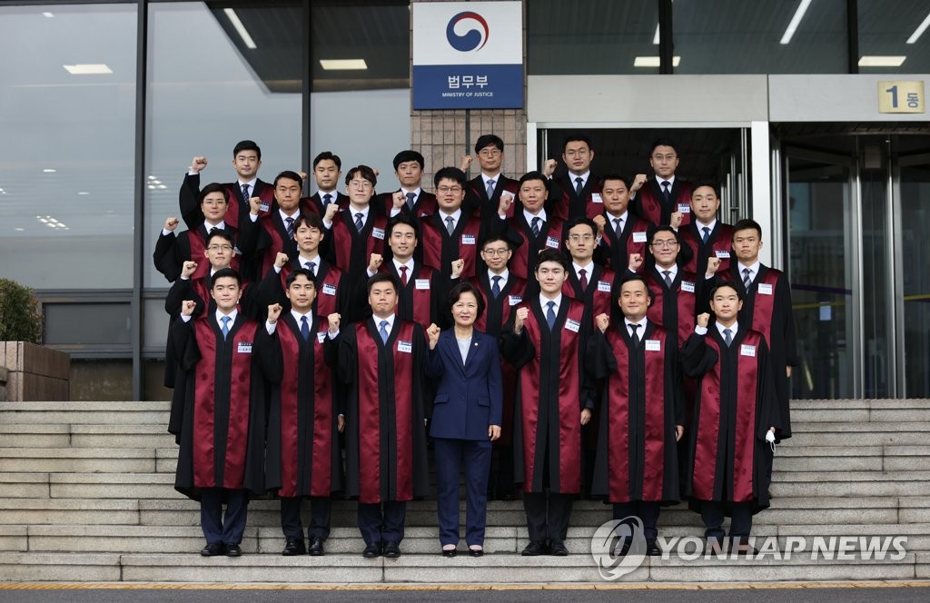 신임 검사들과 기념촬영하는 추미애 장관