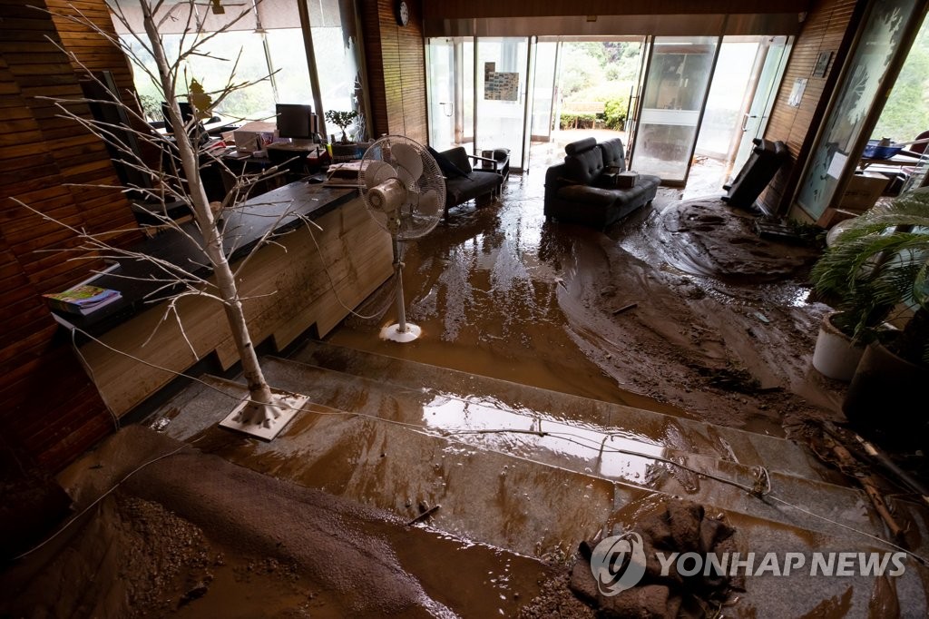 토사로 뒤덮인 가평의 한 호텔