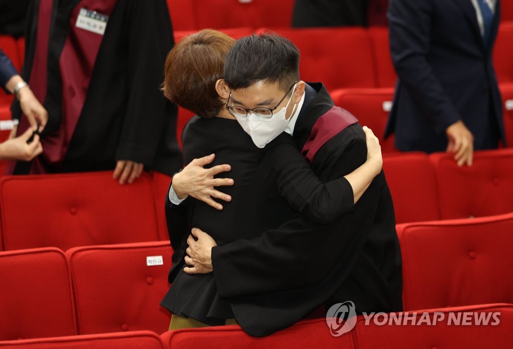 법복 입고 포옹