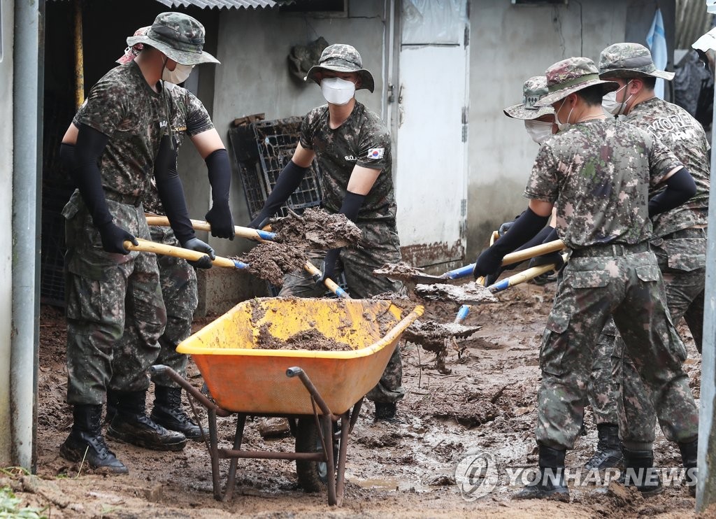 ′진흙과 쓰레기′…수마 할퀴고 간 중부지역 응급 복구 구슬땀