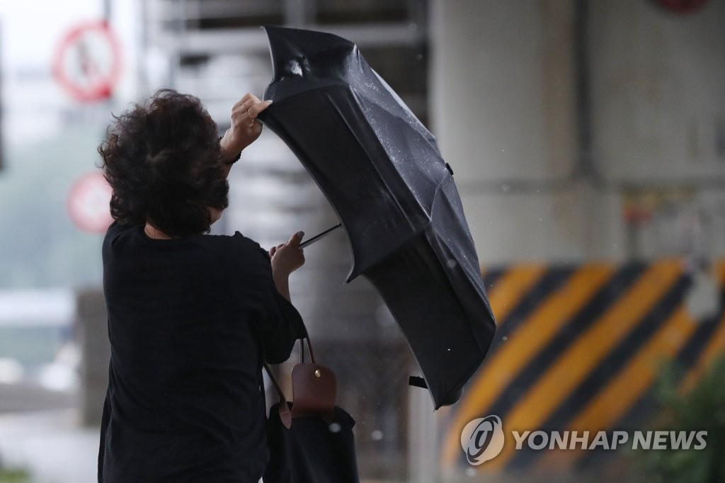 '우산아 견뎌다오'