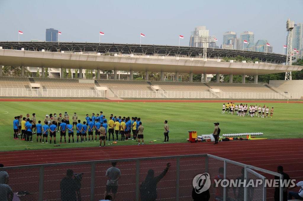 2월 말 이후 운동장서 첫 훈련받는 인도네시아 축구 선수들들