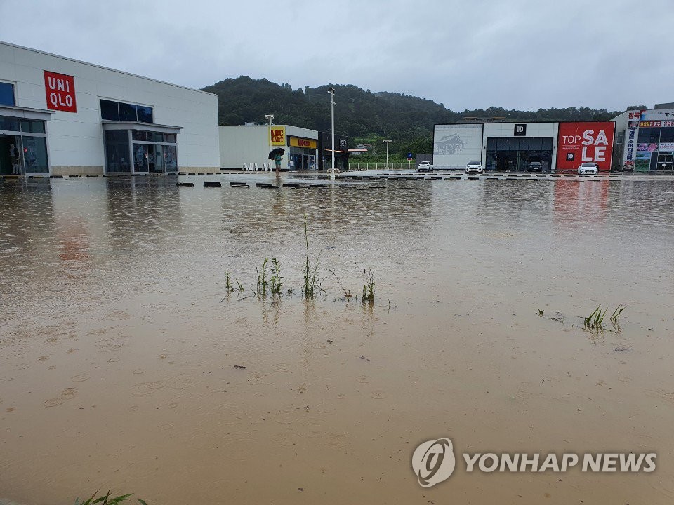 A road in the southern city of Jeonju is inundated due to heavy rain on Aug. 8, 2020. (Yonhap)